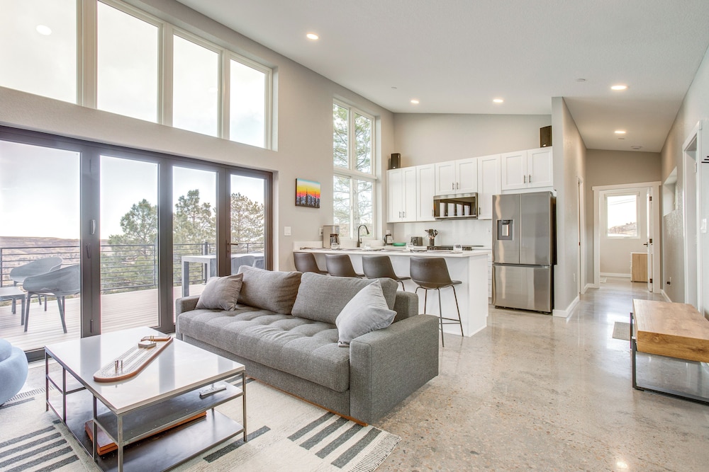 Walk to Trail: 'lookout Landing' Newly Built Home!