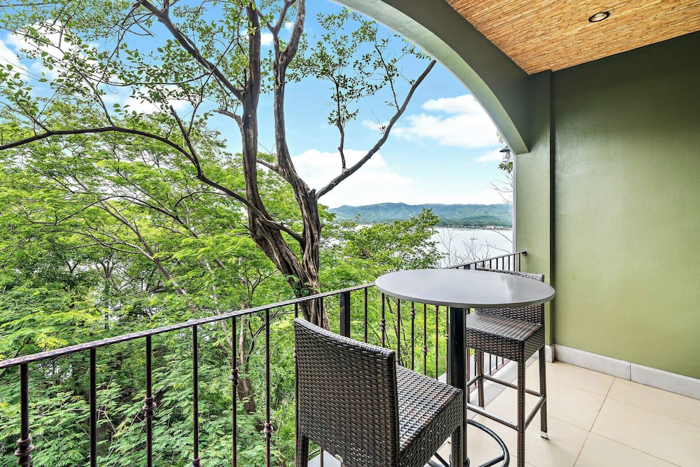 Luxury Condo with Panoramic Ocean Views, Sparkling Infinity Pool, and Modern Open-Concept Design