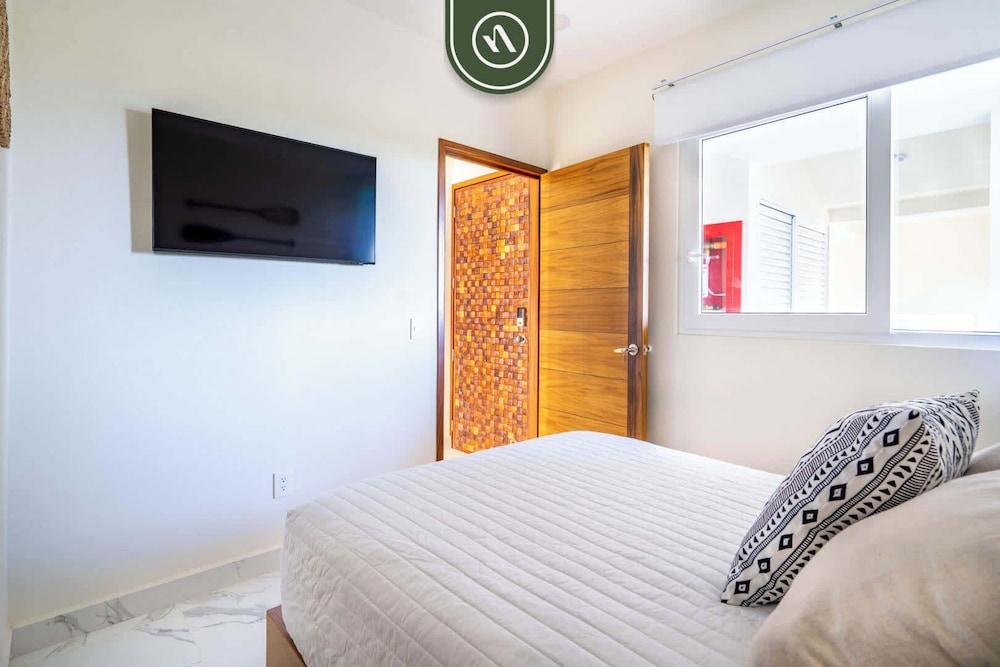 3BR Condo Right Next to the Beach - Pool - Palapa