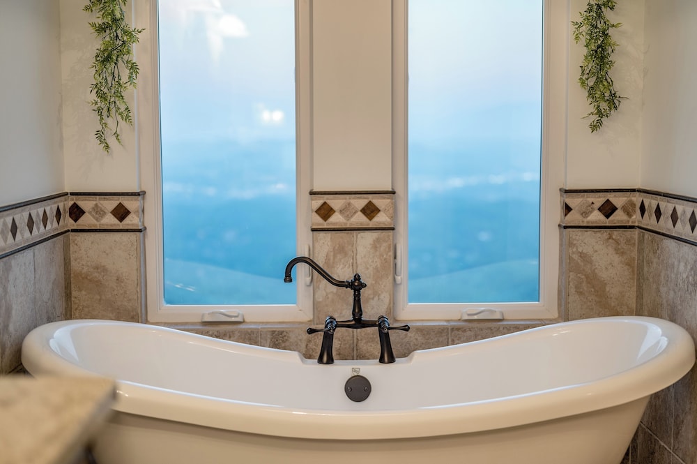 Panorama by Avantstay Unparalleled Views, Deck w/ Hottub, Game Room Pool Table