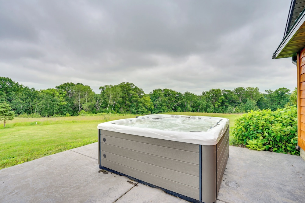 Hot Tub & Trail Access: Spacious Stockholm Retreat