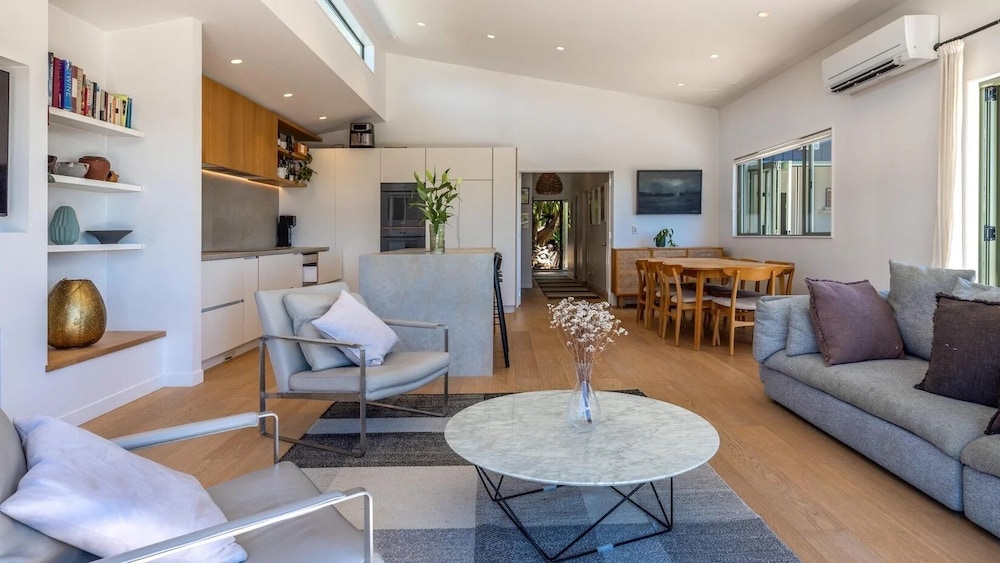 Onetangi Seaview Residence