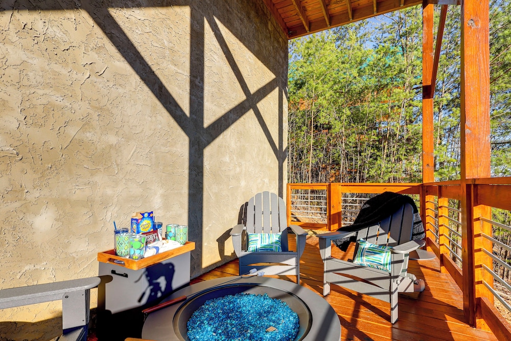 Majestic Mountain Views: Sevierville Escape!