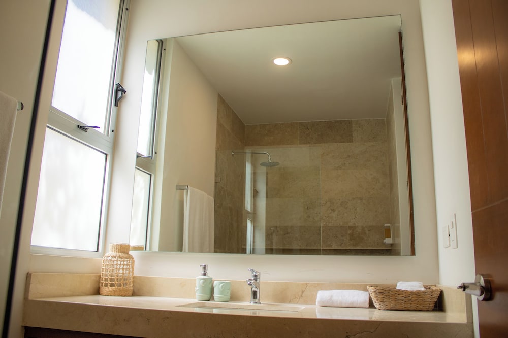NHOA 111A 2BR Condo Pool access
