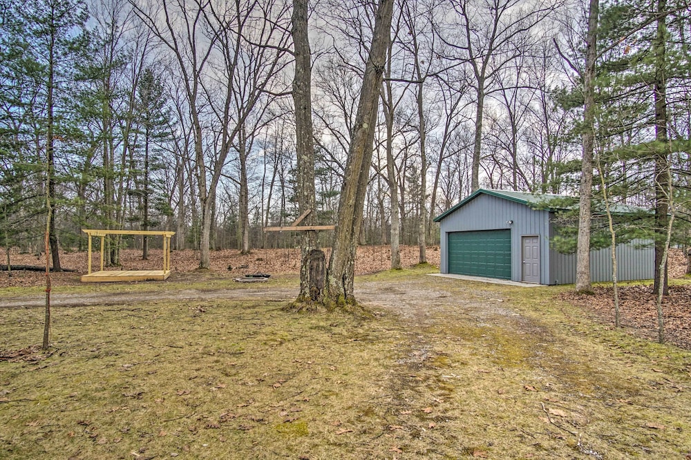 Remote Pentwater Cabin in the Woods: 5 Mi to Dtwn
