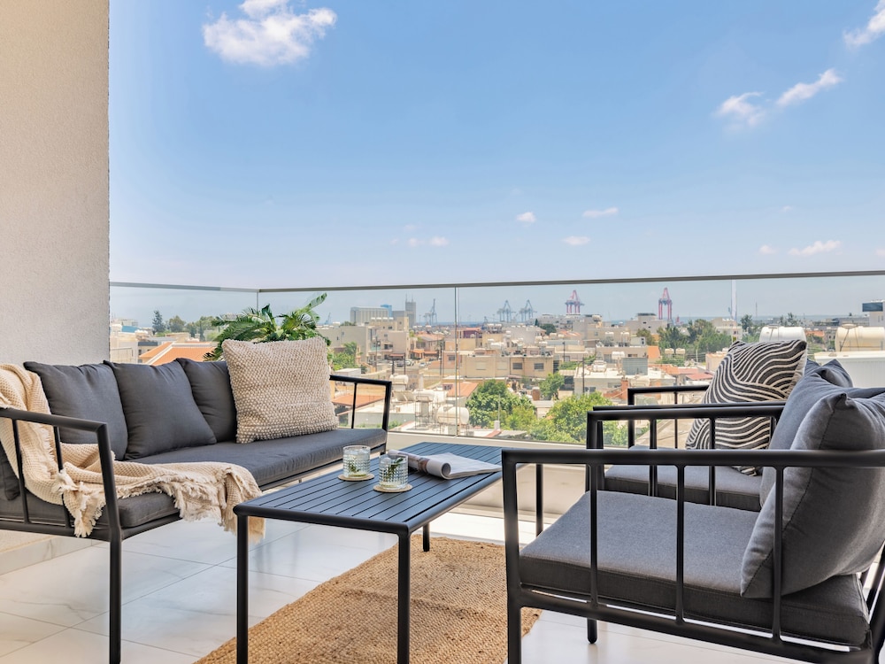 Sanders Cruise - Lovely 1-bdr Apt With Balcony