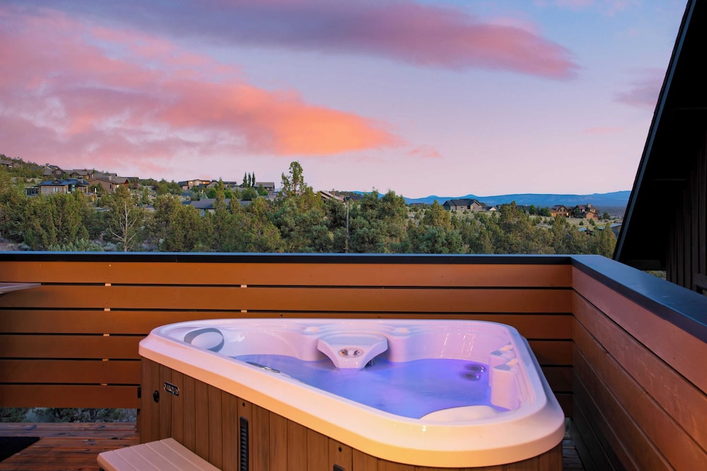 Brasada Ranch Retreat w/ Hot Tub + Views Resort Access w/ Pools, Horseback Riding, Sports, and More Hat Rock Loop by Avantstay