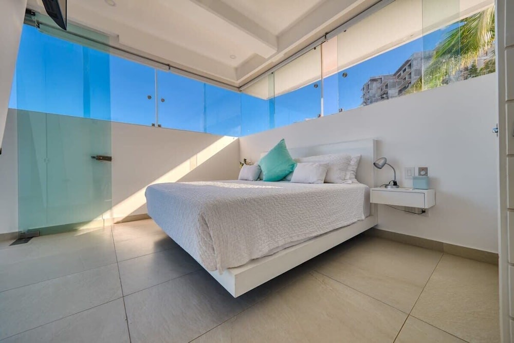 Luxurious 2BR Condo - Amazing Ocean View - Pool