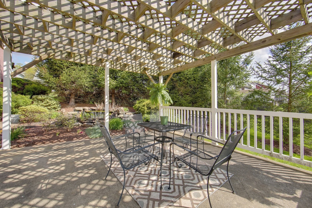 1 Mi to Dtwn: Cozy Retreat in New Kensington!
