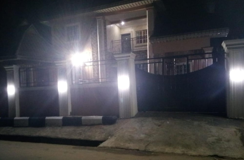 6 Bedroom Serviced Apartments In House in Benin