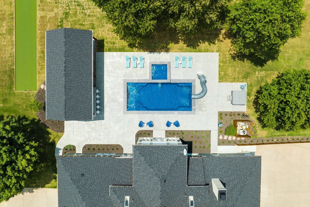 Majestic Manor-private Hundred Acre Yard-pool/spa