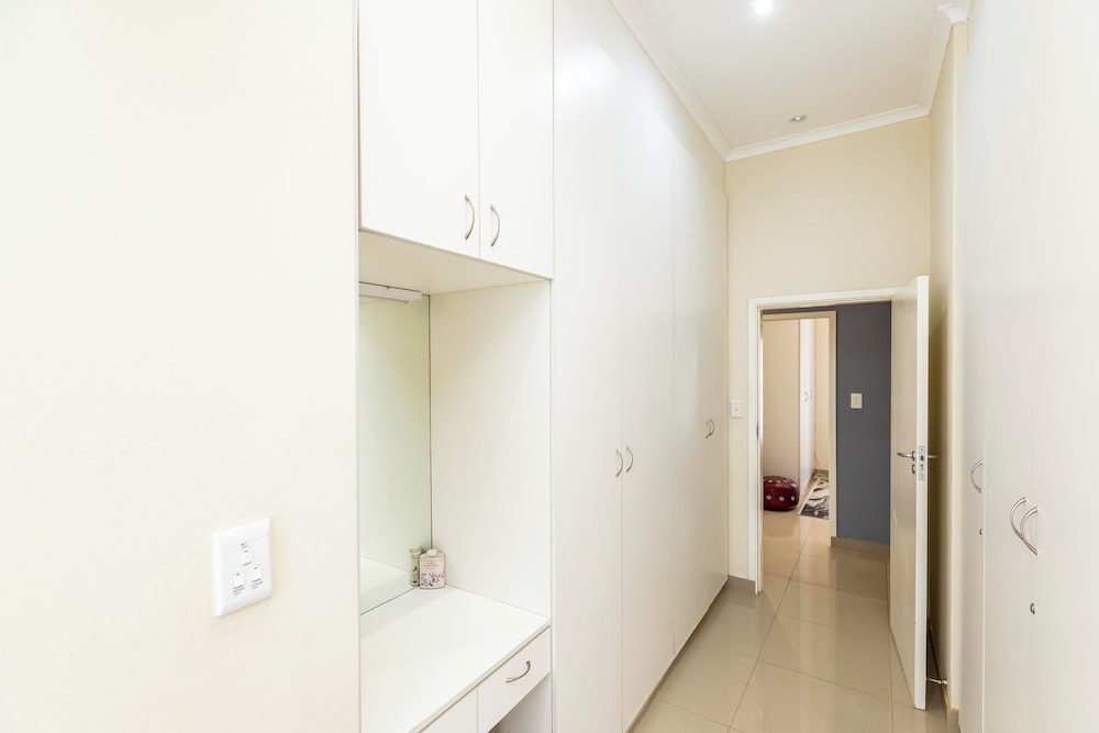 Modern Executive Unit
