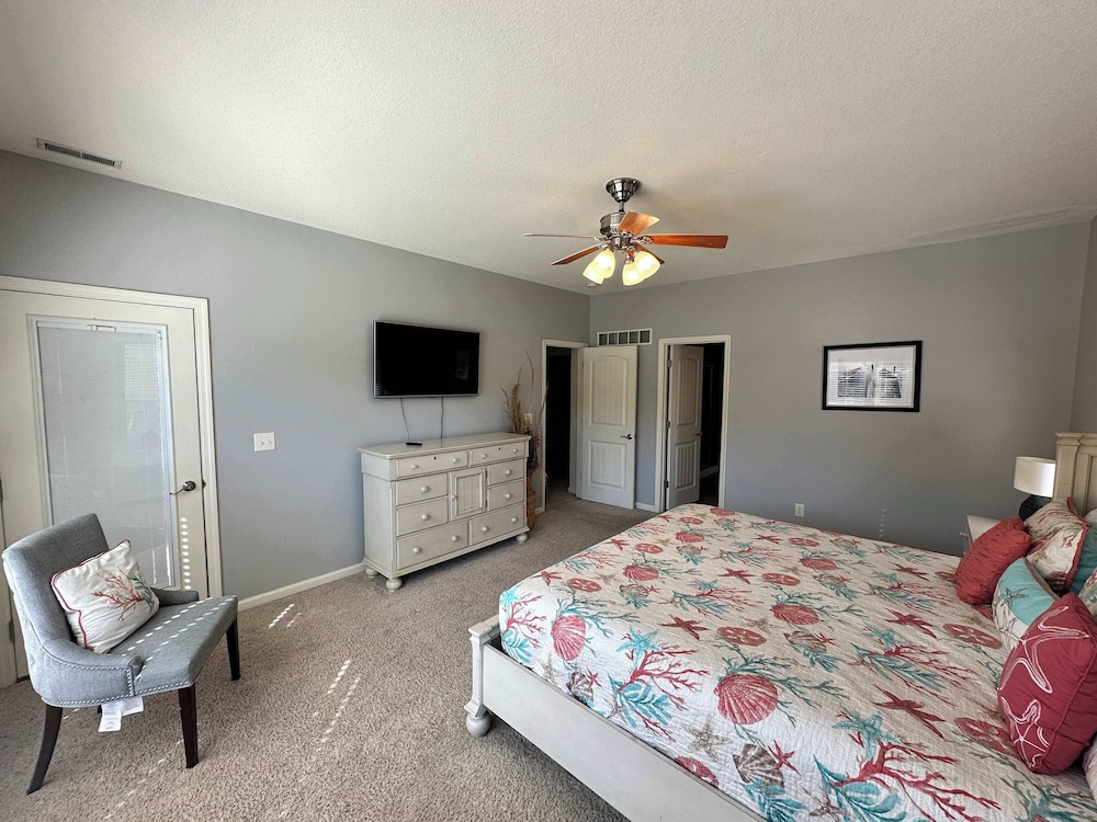 Lake It Easy - Waterfront Getaway With 7 Bedrooms!