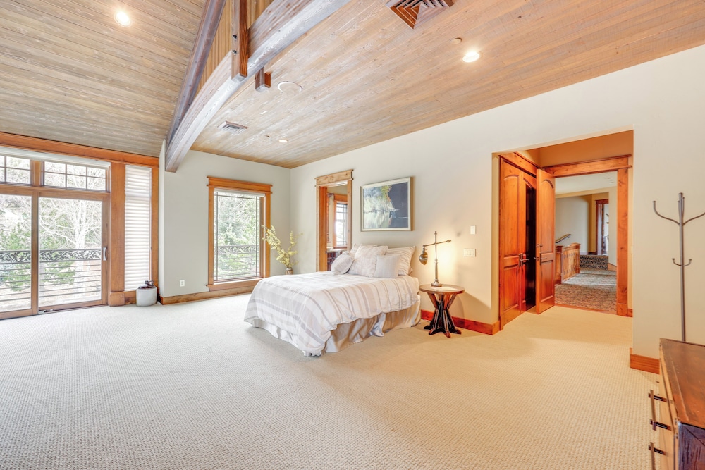Hot Tub + Views: Luxe Mountain Escape in Yucaipa