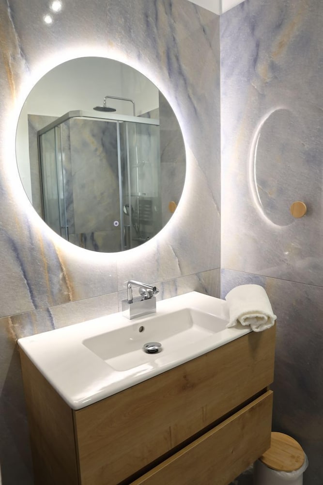 Serene & Stylish apt by GHH