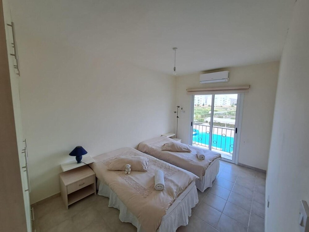 Penthouse-5 Guests-balcony-aircon-parking view 4