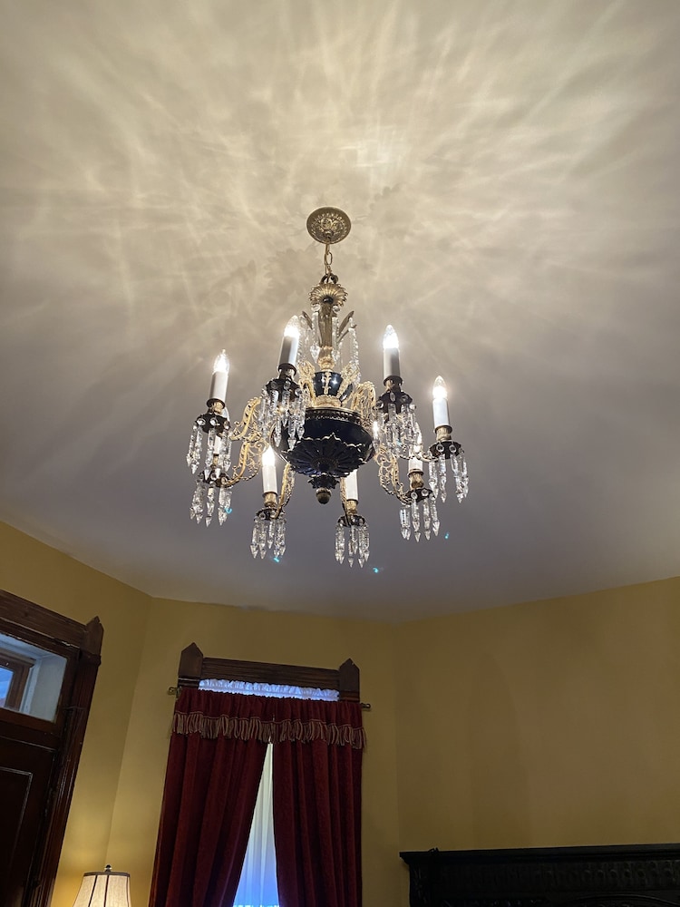 Vineyard Mansion & Carriage House Bed & Breakfast