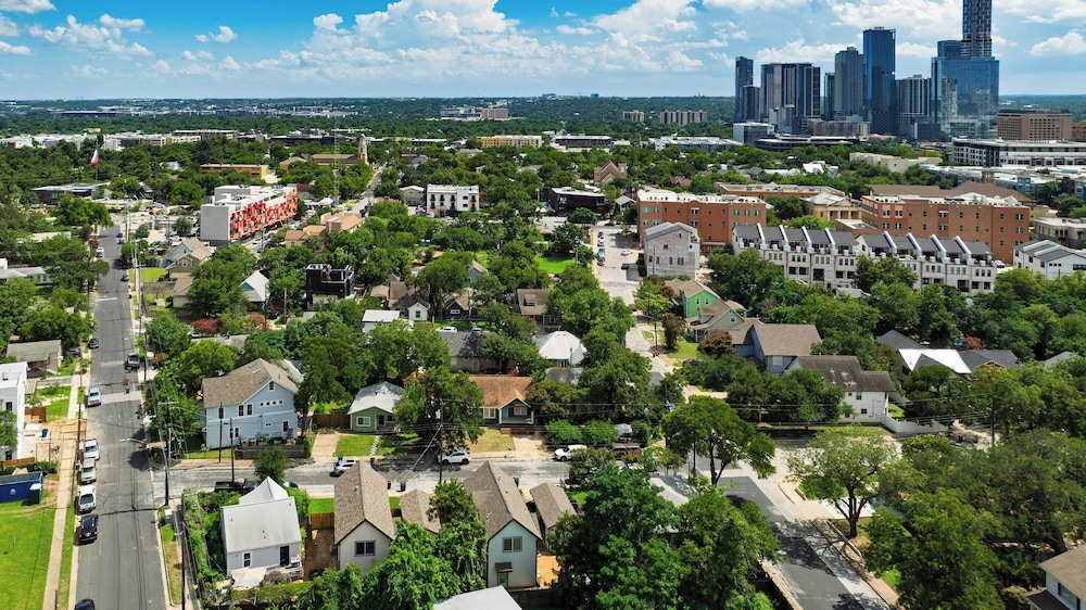 Modern East Austin Home w/ Pool, Near Downtown & Lady Bird Lake Casa 1803 by Avantstay