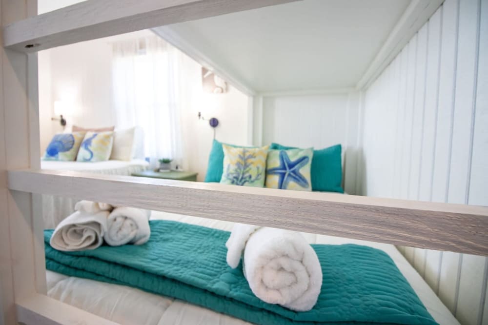 Home Lounge and Arcade Close to Beach and Marina