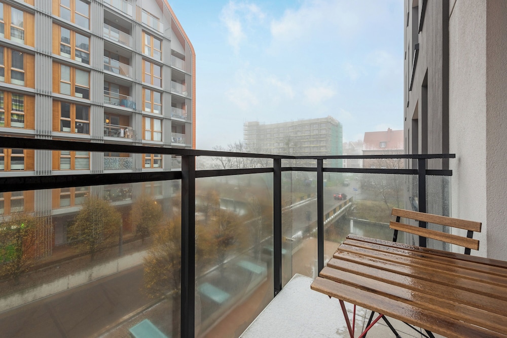 Aura III & Parking by Downtown Apartments