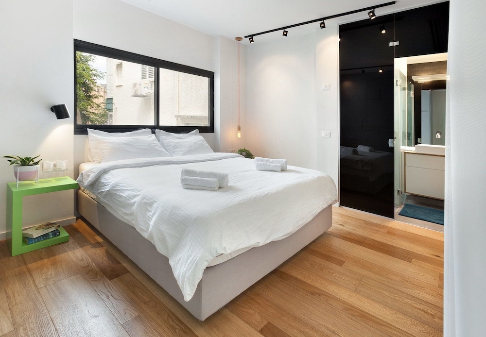 London in Tel Aviv - stay at my place view 5
