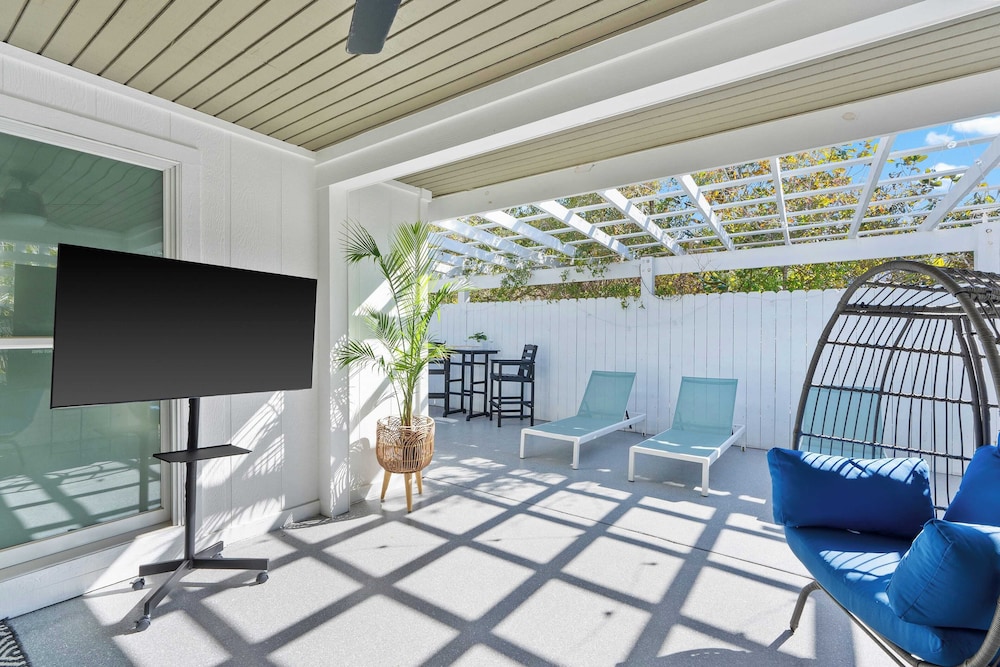 30A Florida Flashback by Avantstay Private Pool, Golf Cart, 3 Mins to Beach!