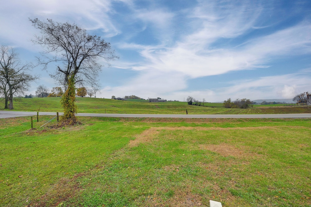 6 Mi to Mammoth Cave! Mtn-view Home w/ Fire Pit