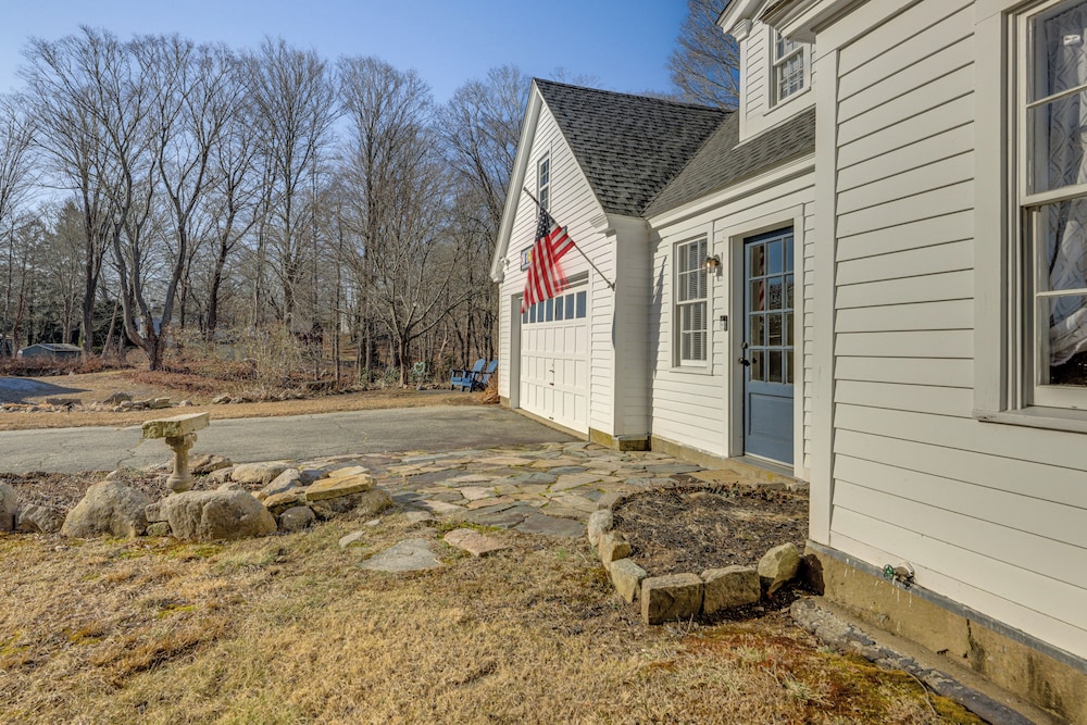 3 Mi to Dtwn: Mystic Getaway w/ Deck & Grill!