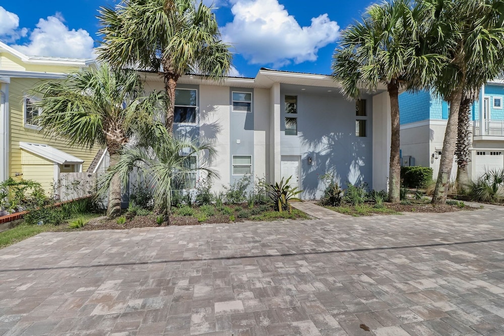 Fernandina Beach Vacations - Dog Friendly Oceanfront Beach House by RedAwning - Property Image 51
