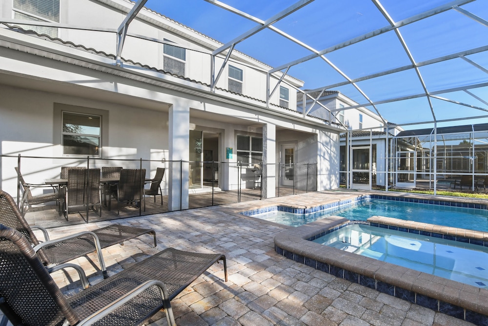 Green View Villa: 6 Beds, Pool & Resort Access