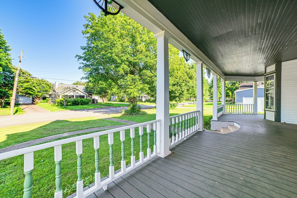 9 Mi to Kentucky Lake: Spacious Victorian Home!
