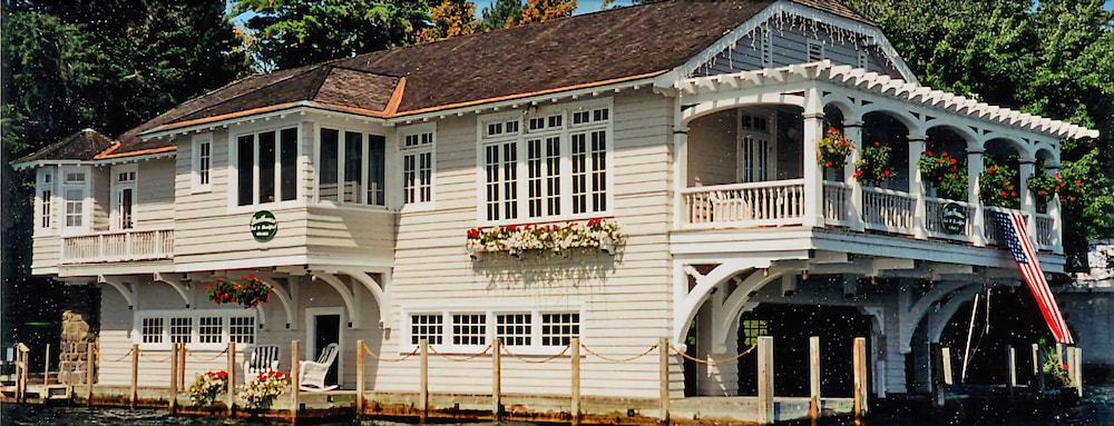Boathouse Waterfront Lodging