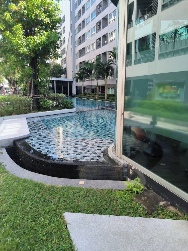 Modern Bangkok Apartment With Pool & Fitness