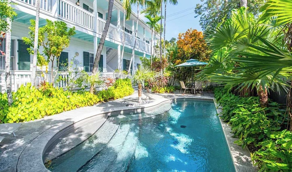 Under the Palms - Relaxing Condo Shared Pool Parking