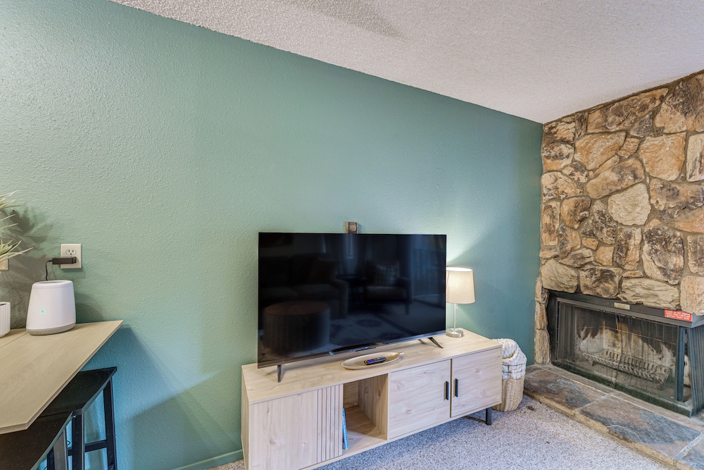 Easy Red River Ski Access! Outdoor Adventure Condo