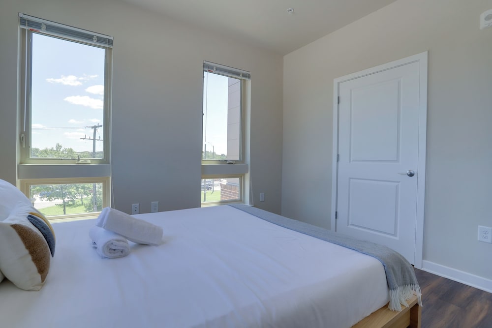 Spacious 2BR Apt with Den W Balcony