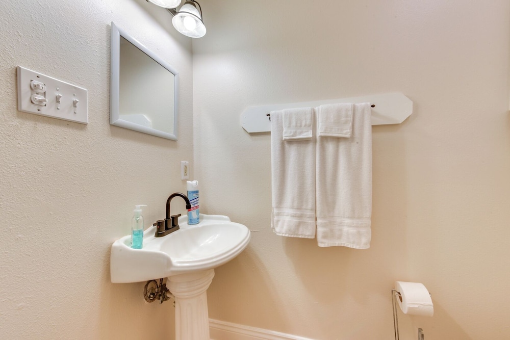 Group-friendly Louisana Hideaway: Hunt & Fish!