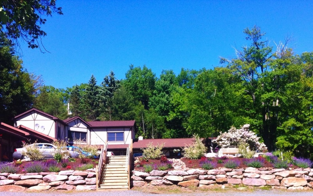 Lake Harmony Inn