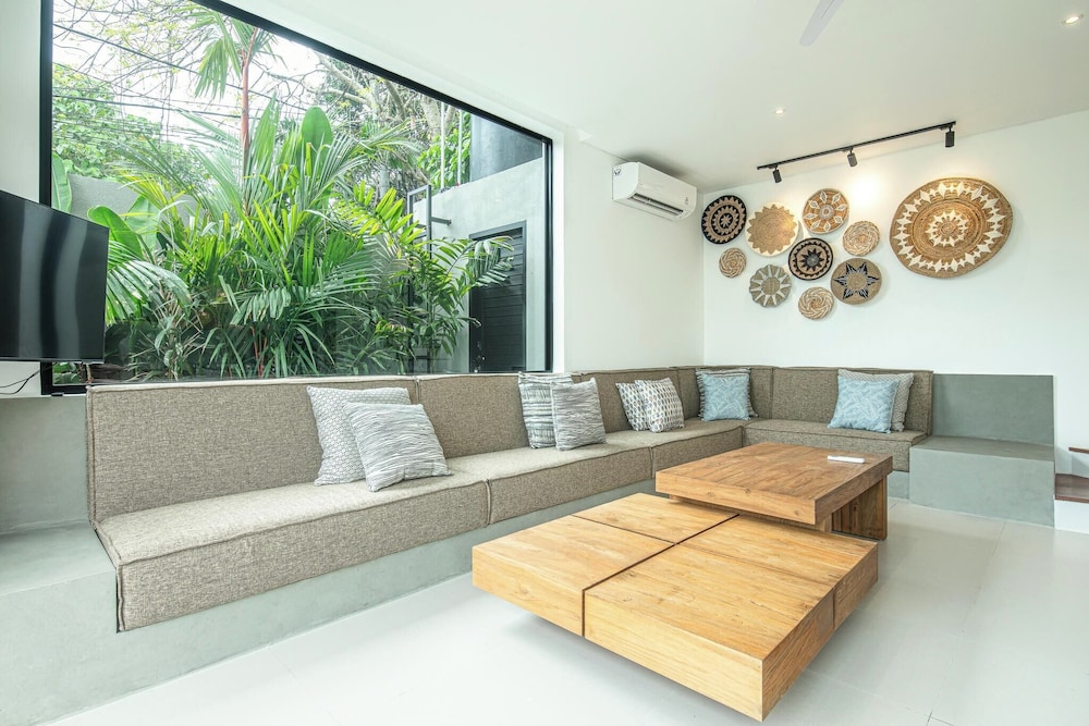 Luxury 5BR Retreat, 400m From Café Del Mar Shore