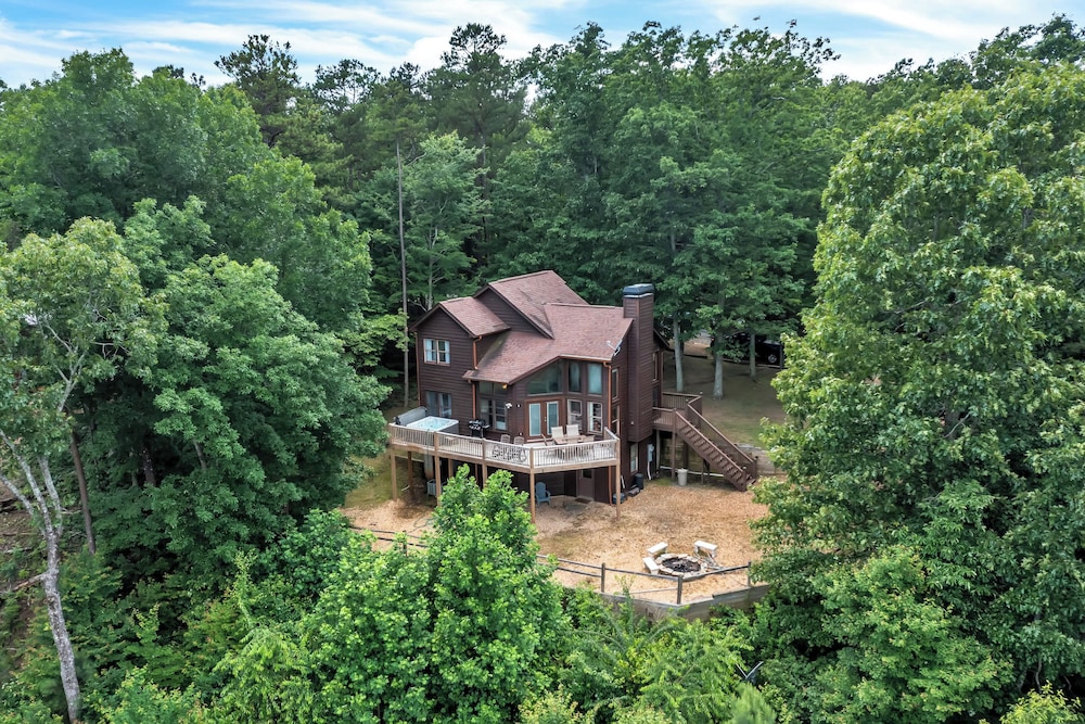 Scenic Talking Rock Creek Resort Home w/ Hot Tub view 5