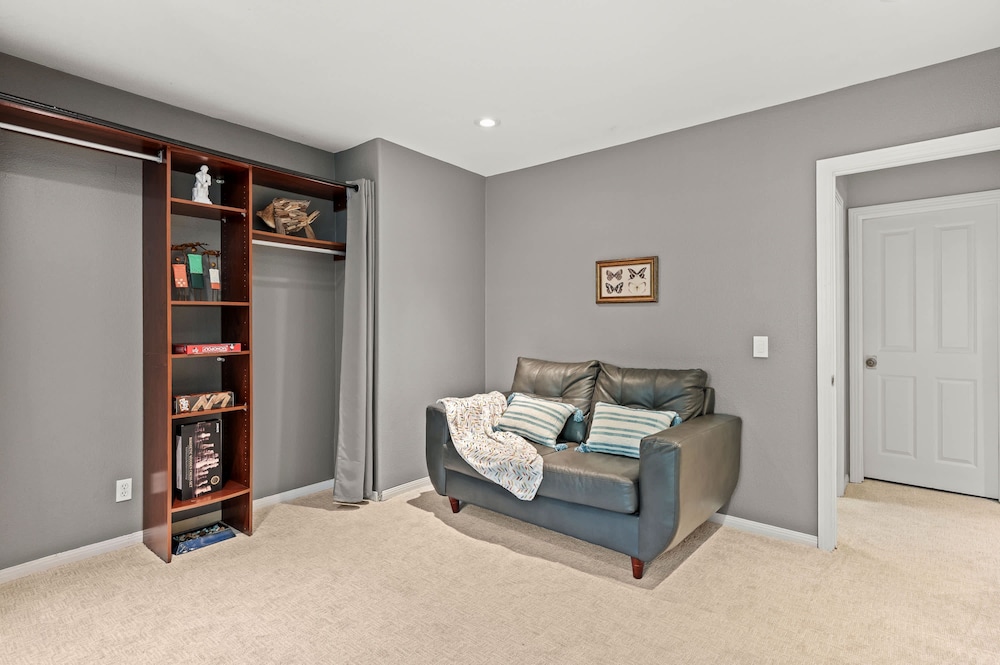 Mountain View Family Retreat w Game Room Scenic Decks
