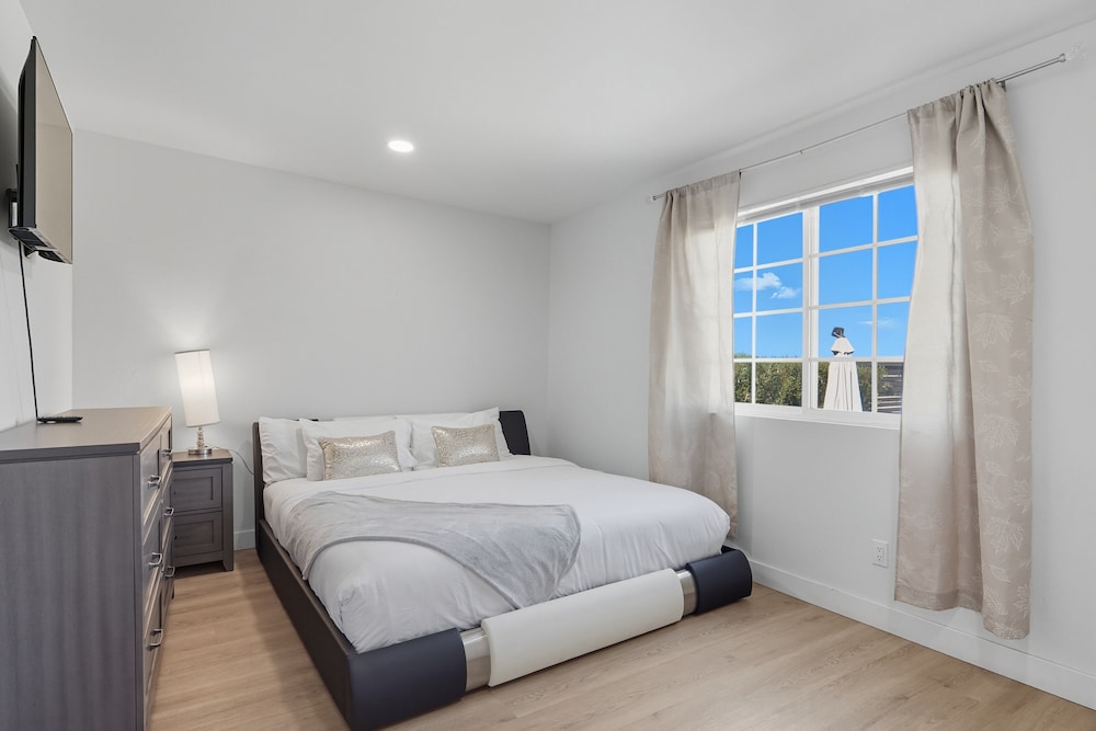 Peaceful Paradise Hills Retreat 6 Bedroom Home