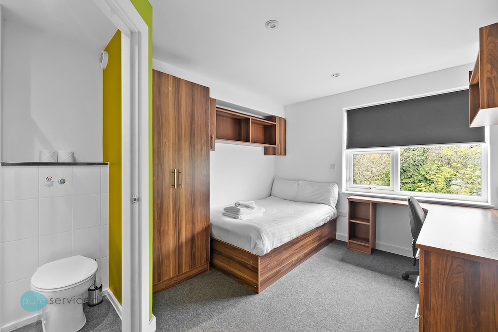 5 Bed Apartment @ Derriford Stays by Pureserviced