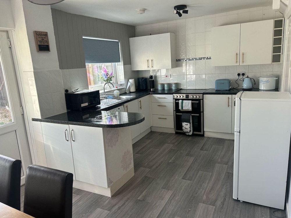 Family & Group Stay 3 Bedroom Swansea Home