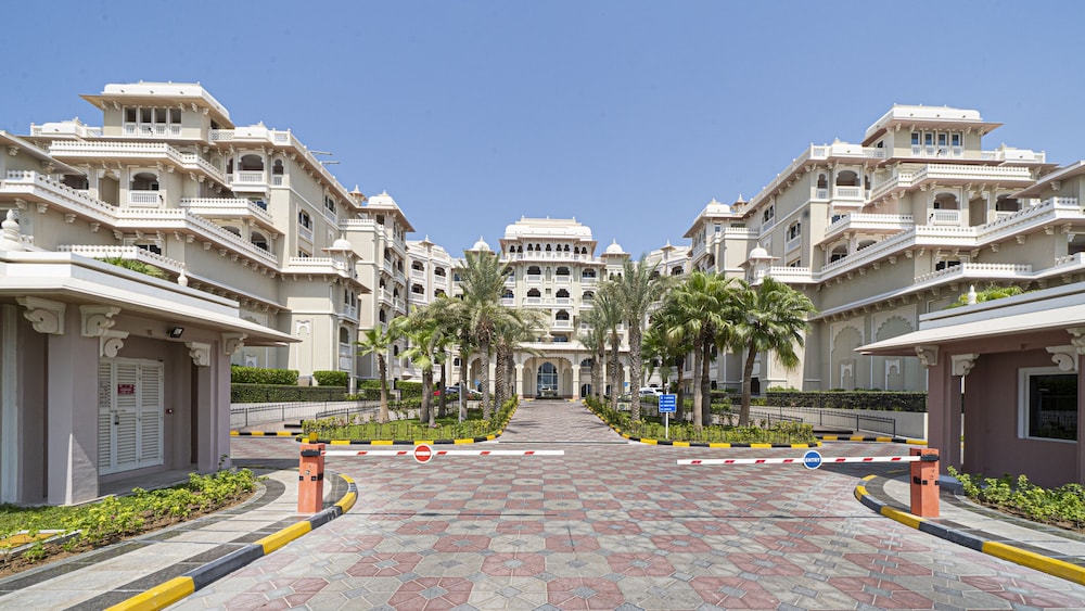 Spacious One Bedroom with Beach Access