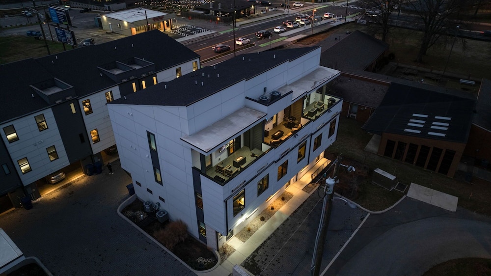 Heart of Gulch - 4 Min to Broadway - Designer Home