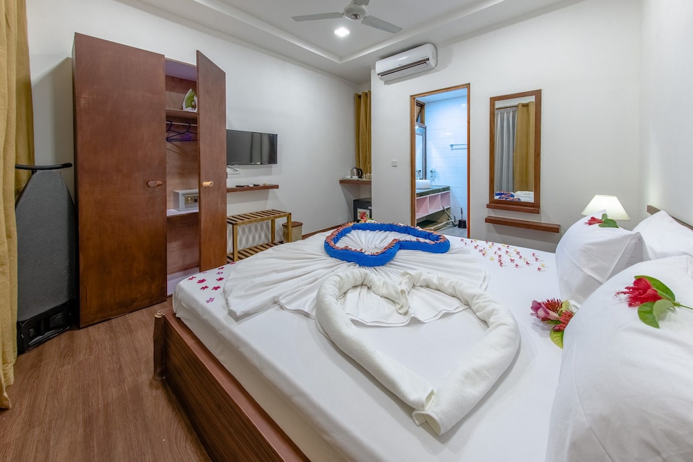 Dhiffushi White Sand Beach Hotel 7