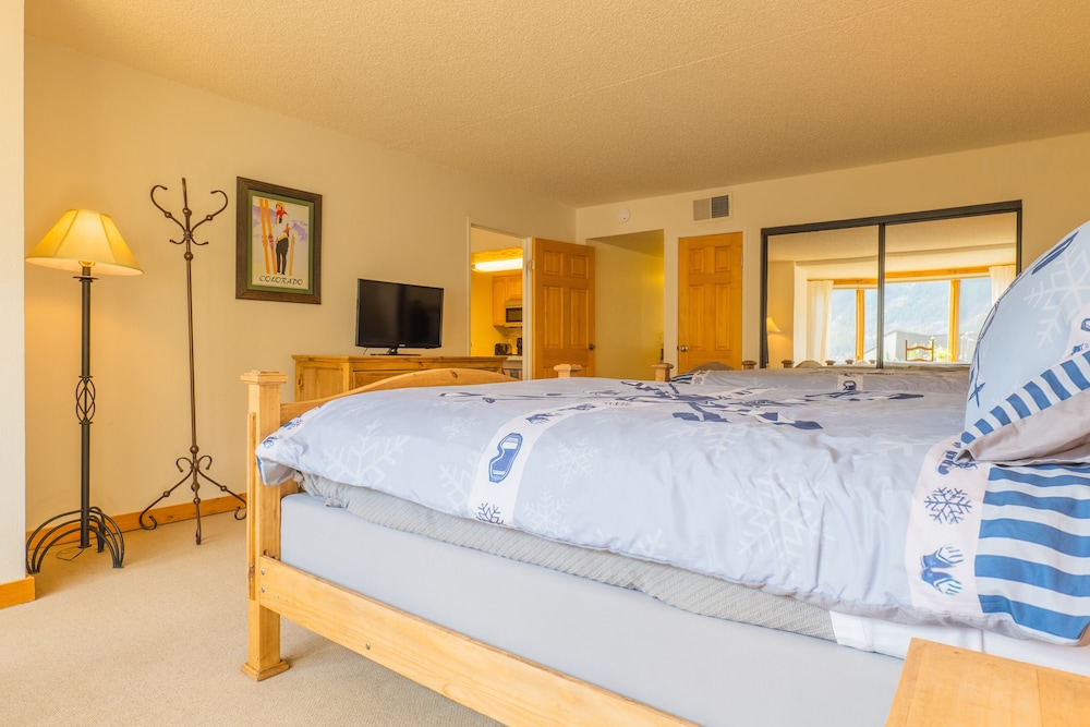 Comfortable Cozy Condo - Short Walk to American Eagle Lift - SH402 by RedAwning