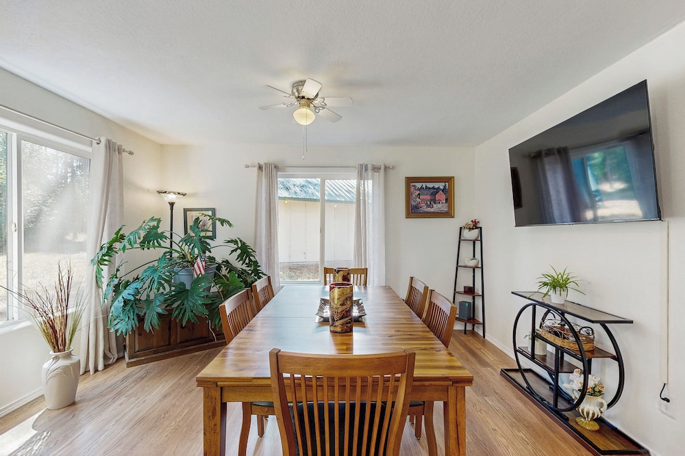 3BR House w/ Lake Views, Full Kitchen, A/C & Wifi