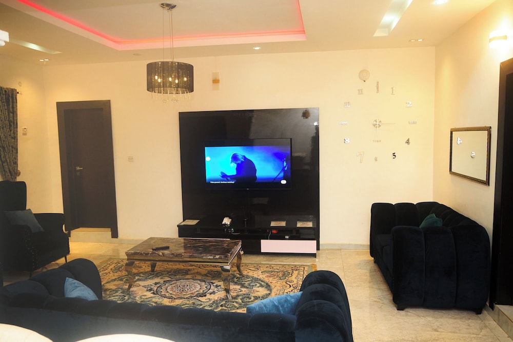 CREMYARK HOME APARTMENTS